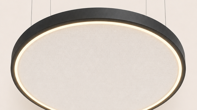 CIRCOLO LIGHT + ACOUSTIC Pendelleuchte mit schwarzem Ringprofil, innenliegendem Lichtaustritt und integrierter Akustikfläche.