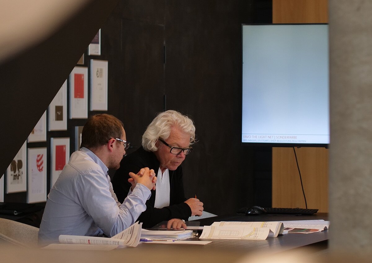 Lichtplanung mit Uli Sattler und Team | © Alexander Strifler Uli Sattler bei der Lichtplanung mit einem Kollegen, Besprechung von Zeichnungen und Konzepten | © Alexander Strifler