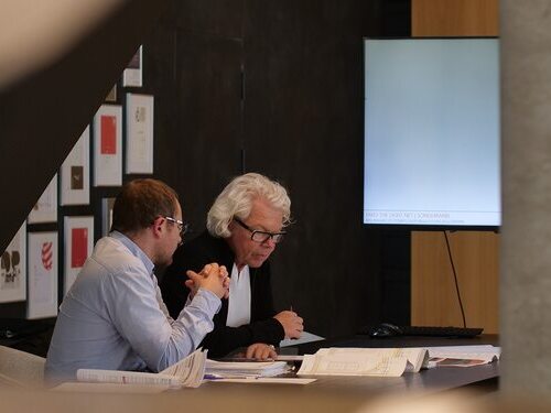 Uli Sattler in a lighting design meeting with a colleague, discussing drawings and concepts | © Alexander Strifler
