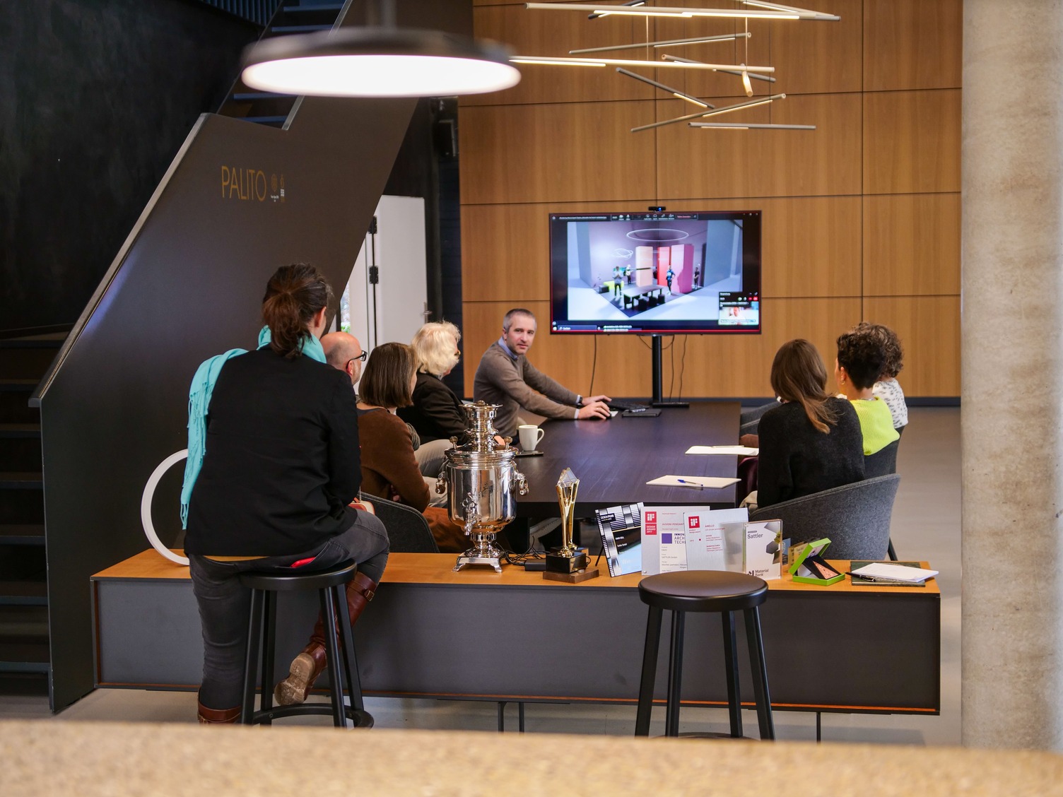 Team meeting in the SATTLER lighting entrance area | © SATTLER