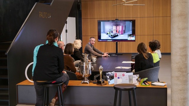 Team meeting in the SATTLER lighting entrance area | © SATTLER