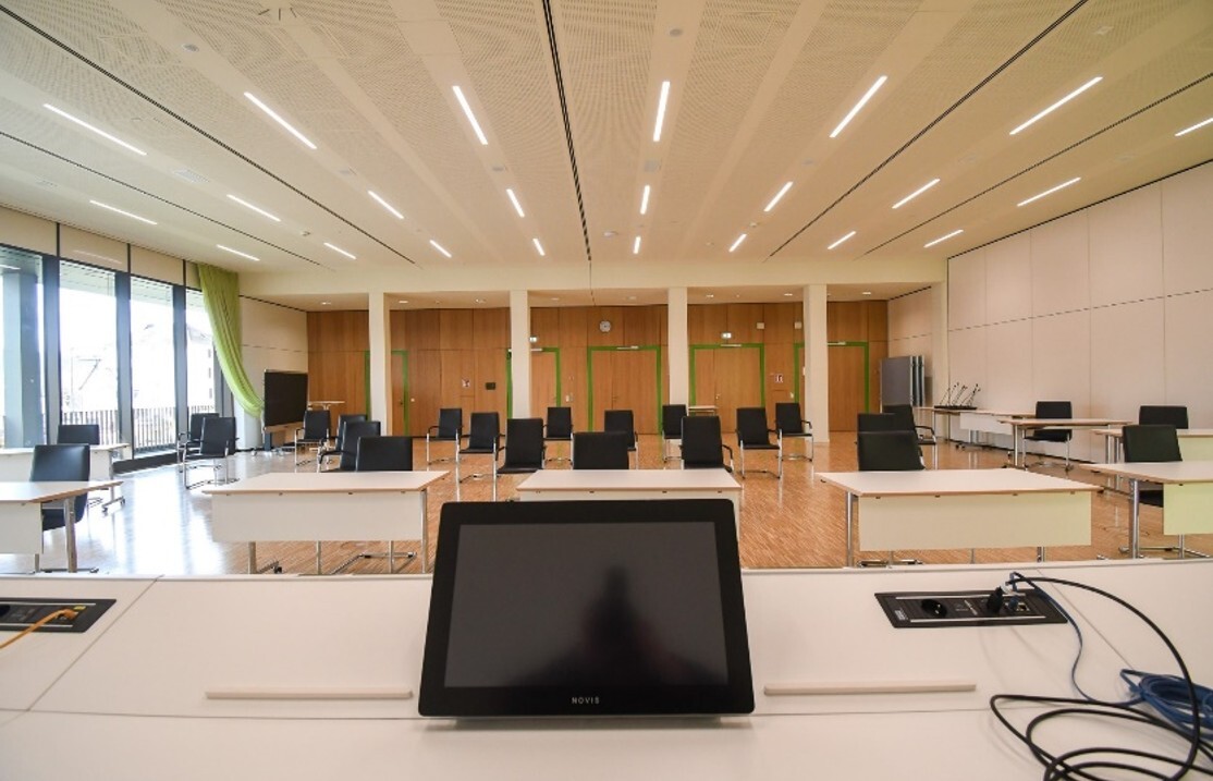 Architektonische Lichtsanierung mit PALADIO Einbauleuchten im Landratsamt Göppingen.