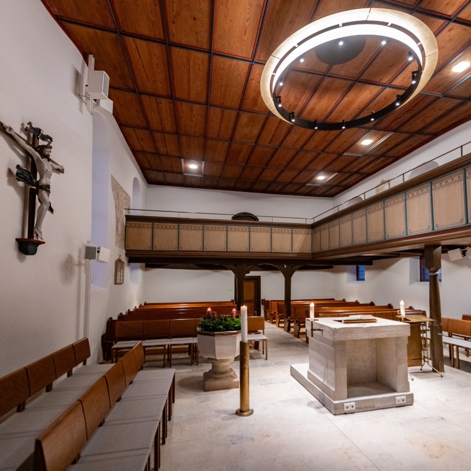 Architektonische Lichtsanierung mit Sonderanfertigung Circolo Inverse (Ø 2300 mm) und integrierten Evolution Spots in der Evangelischen Nikolauskirche Ödenwaldstetten.