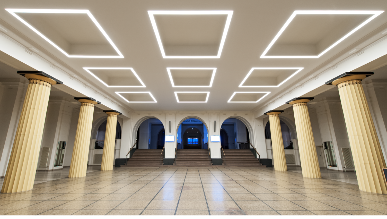 Architektonische Lichtsanierung mit maßgefertigten RGBW-Lichtfeldern (Complesso) in der Stadthalle Kassel – bündige Deckenintegration, direkte und indirekte LED-Beleuchtung.