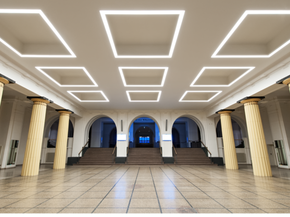 Architektonische Lichtsanierung mit maßgefertigten RGBW-Lichtfeldern (Complesso) in der Stadthalle Kassel – bündige Deckenintegration, direkte und indirekte LED-Beleuchtung.
