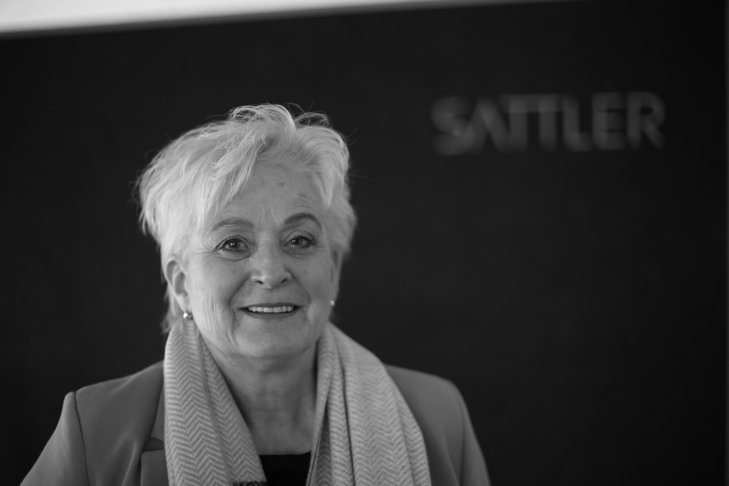 SATTLER Handelsvertreterin - Anna Maria Voigt | © Pete Parker Visiografie schwarz weiß Portraitbild einer Frau | © Pete Parker Visiografie