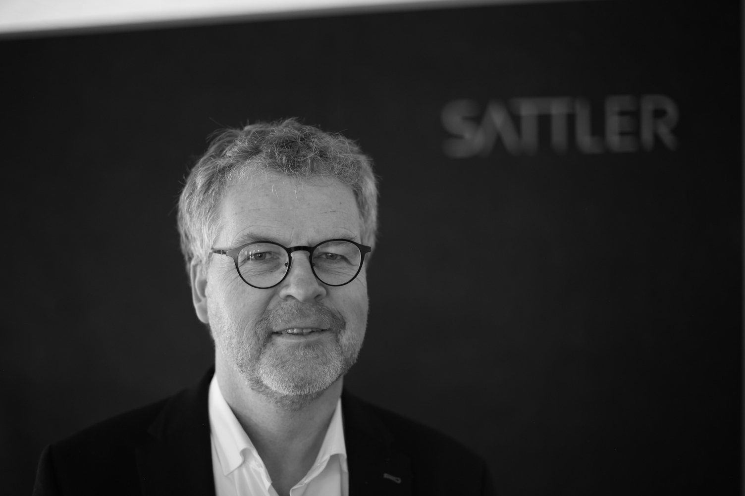 SATTLER Handelsvertreter - Achim Scholz | © Pete Parker Visiografie schwarz weiß Portraitbild eines Mannes | © Pete Parker Visiografie