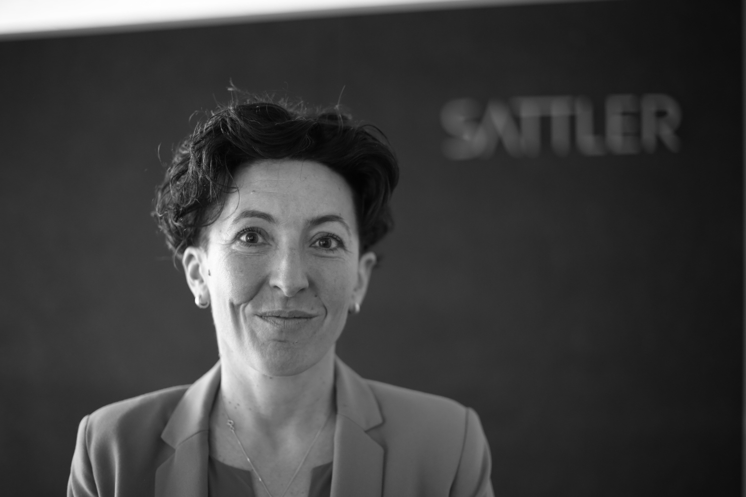 SATTLER - Stephanie Rauschnabel | © Pete Parker Visiografie schwarz weiß Portraitbild einer Frau | © Pete Parker Visiografie