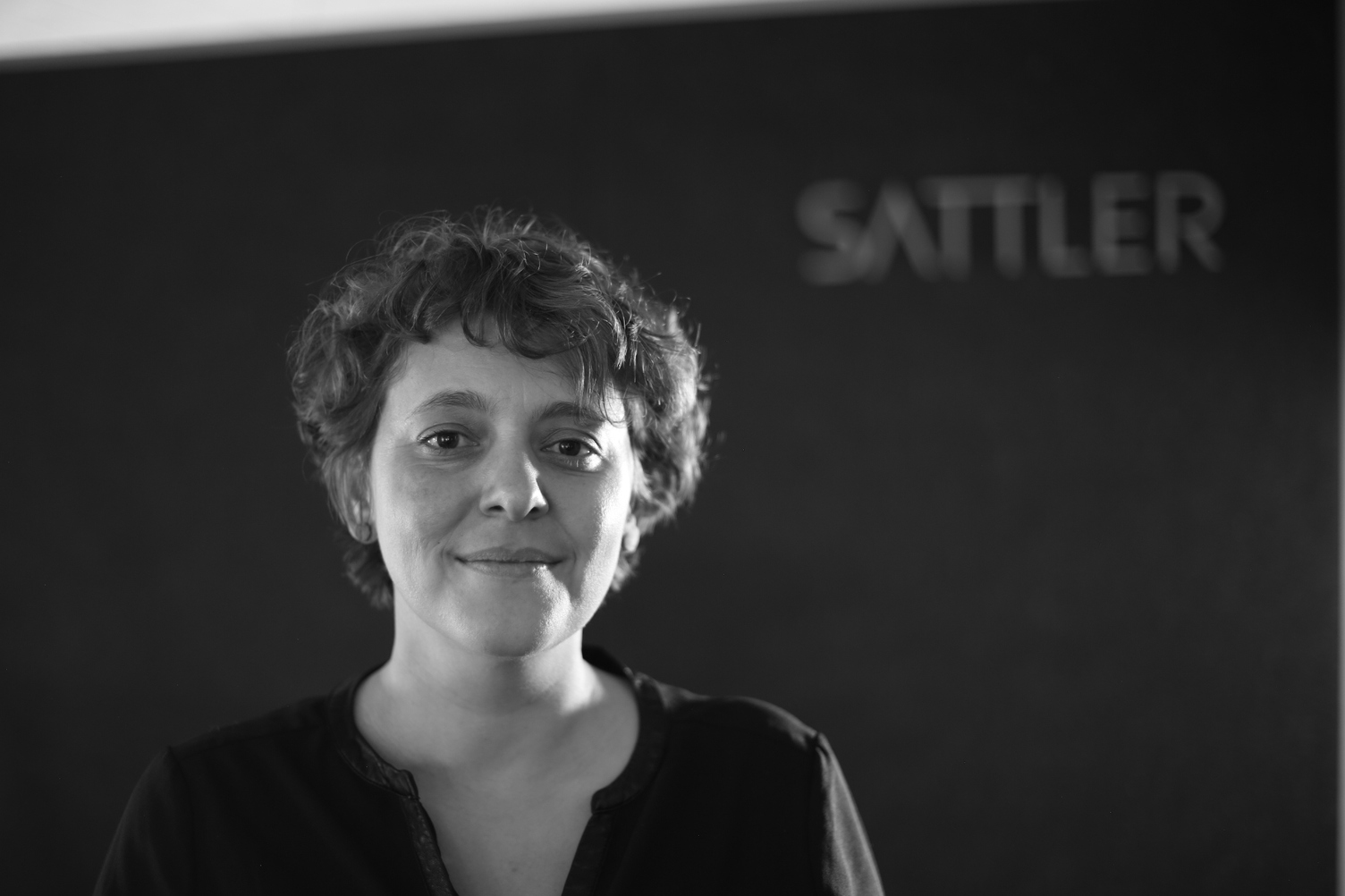 SATTLER - Luana Ortolano | © Pete Parker Visiografie schwarz weiß Portraitbild einer Frau | © Pete Parker Visiografie