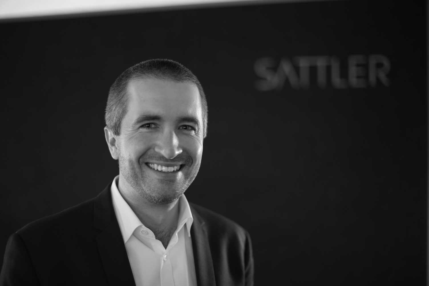 SATTLER Geschäftsführer - Sven Sattler | © SATTLER Schwarz weiß Portraitbild eines der Leuchtenmanufaktur SATTLER GmbH Geschäftsführer Sven Sattler. | © SATTLER