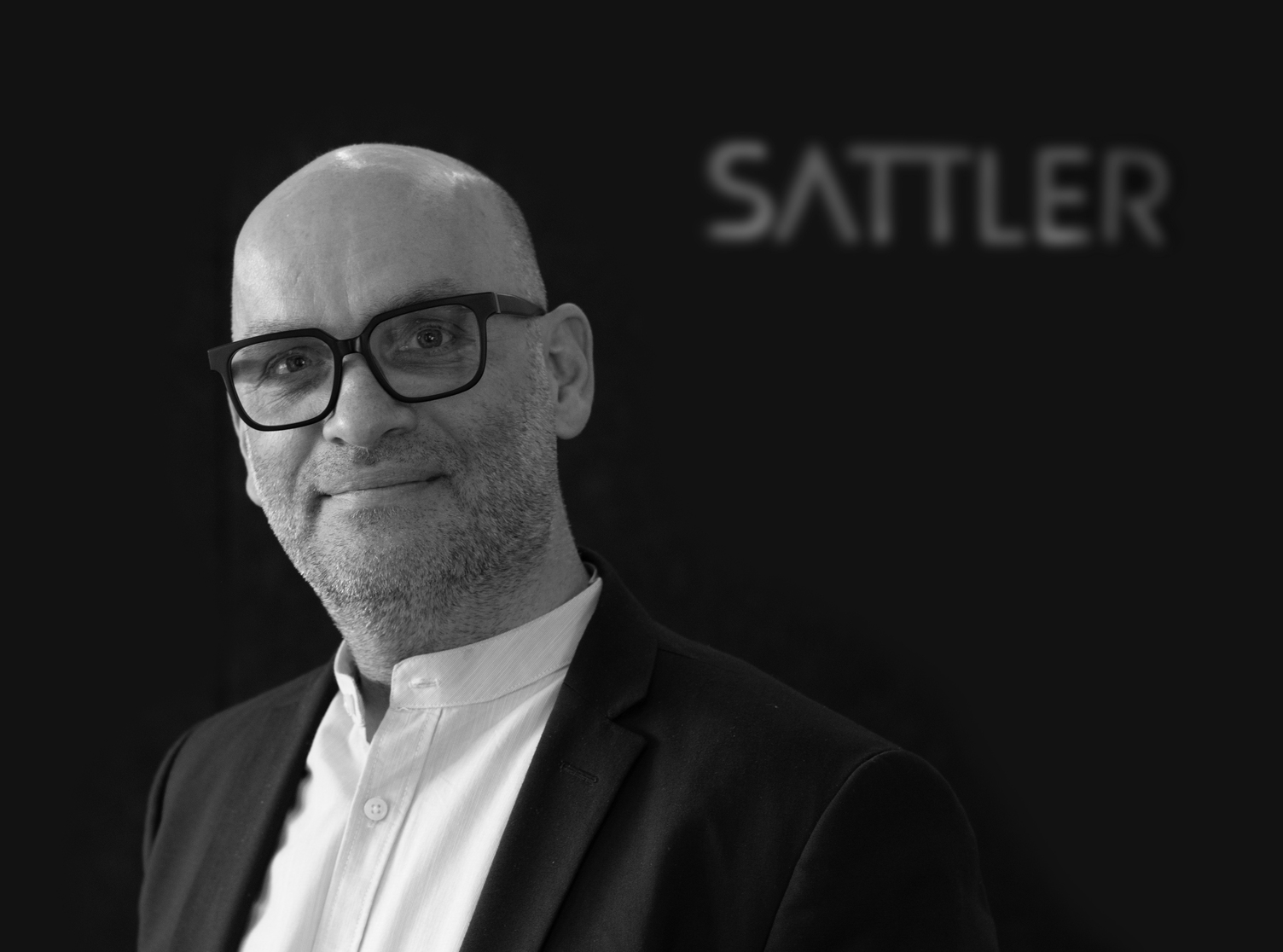 SATTLER - Nico Weber schwarz weiß Portraitbild Mann mit Brille