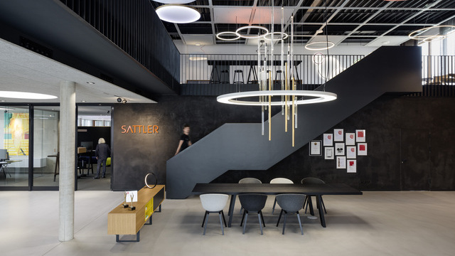 SATTLER ANELLO LED luminaire Ø 2.6 m in the company headquarters foyer