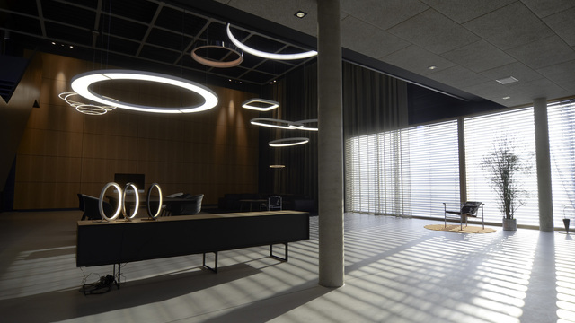SATTLER ANELLO LED ring light in company showroom, Ø 2600 mm direct/indirect