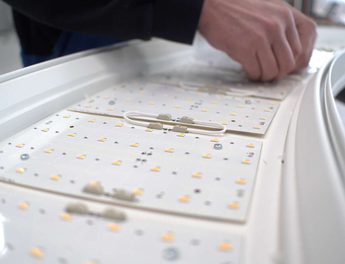 Close-up of LED modules of SATTLER ANELLO luminaire in the manufactory