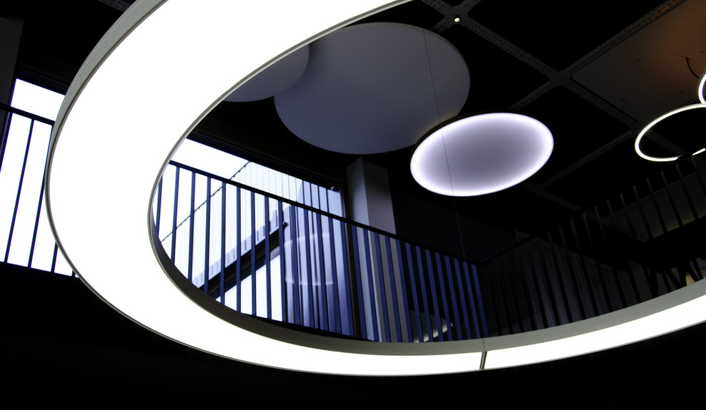 SATTLER ANELLO LED ring light in company showroom, Ø 2600 mm direct/indirect