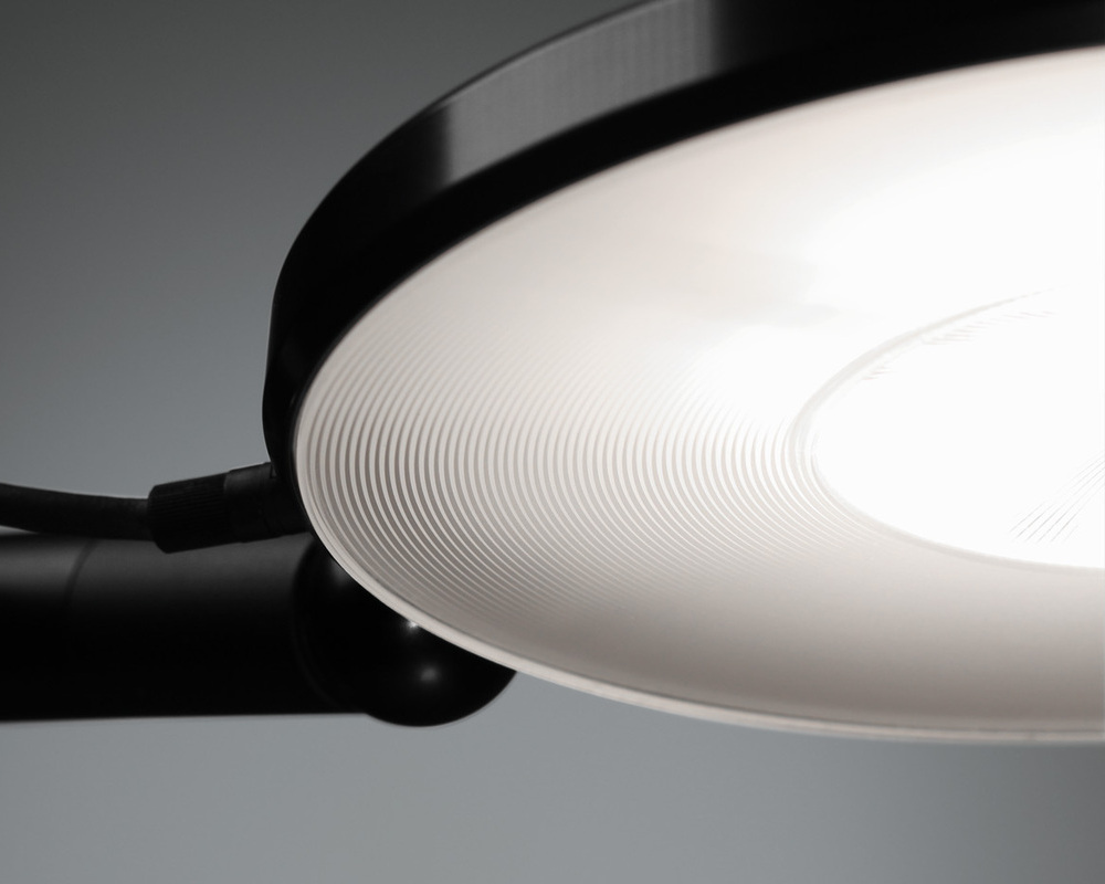 AVVENI Leuchtenkopf - SPOT - Spot & Backlight AVVENI Spotleuchtenkopf mit schwarzem Gehäuse. Der Diffusor hat ein Flächenlicht und mittig ein Spotlicht, das Flächenlicht ist kreisförmig gerillt und glänzend.