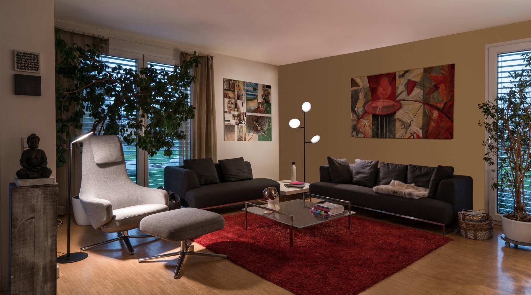 Living room landscape with various decorative elements and a floor lamp with one head next to an armchair and a floor lamp with three heads between two grey sofas.