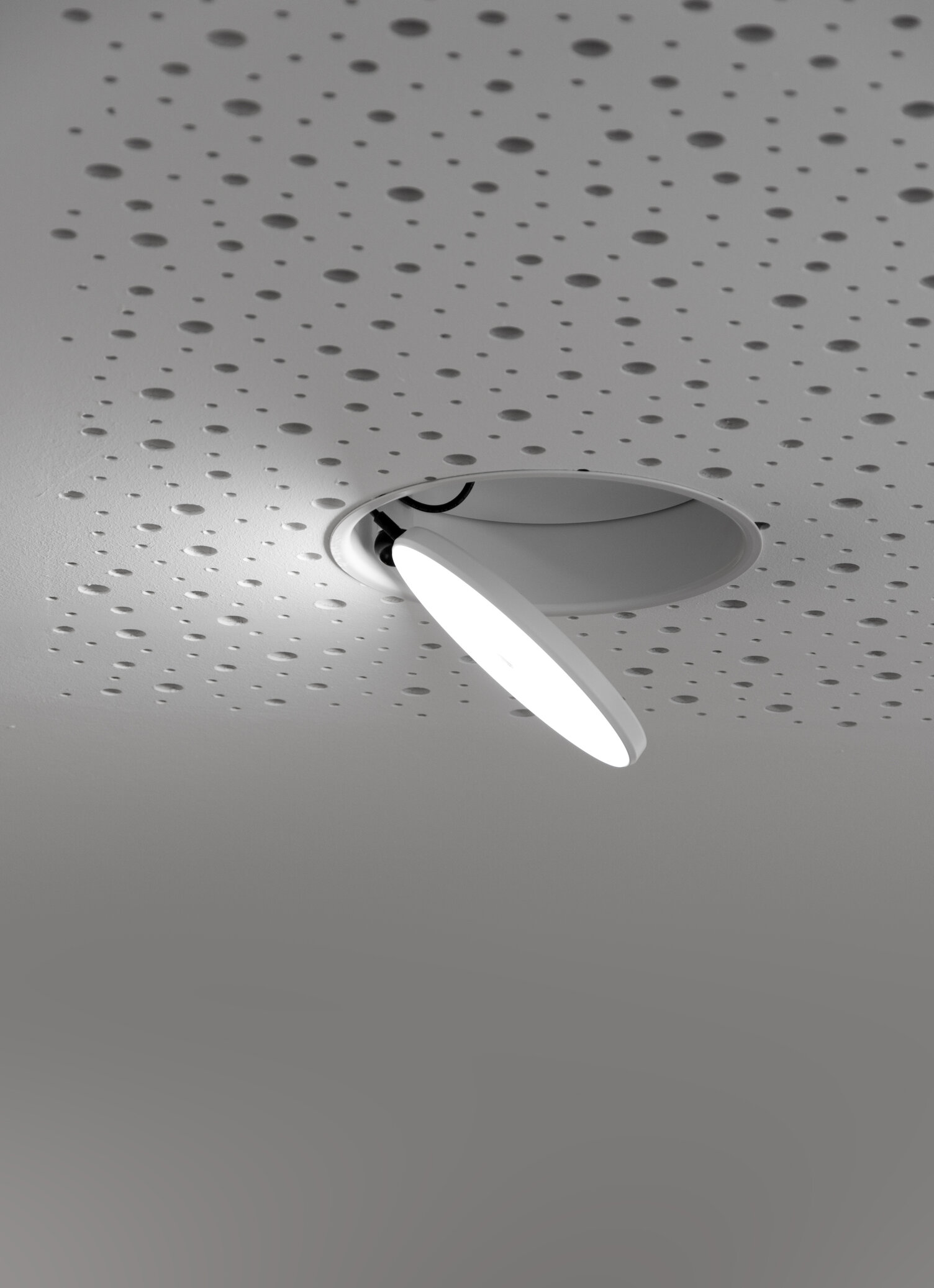 Weisser runder flacher ausklappbarer und drehbarer Halbeinbau AVVENI Downlight mit Rahmen in weißer Lochdecke.