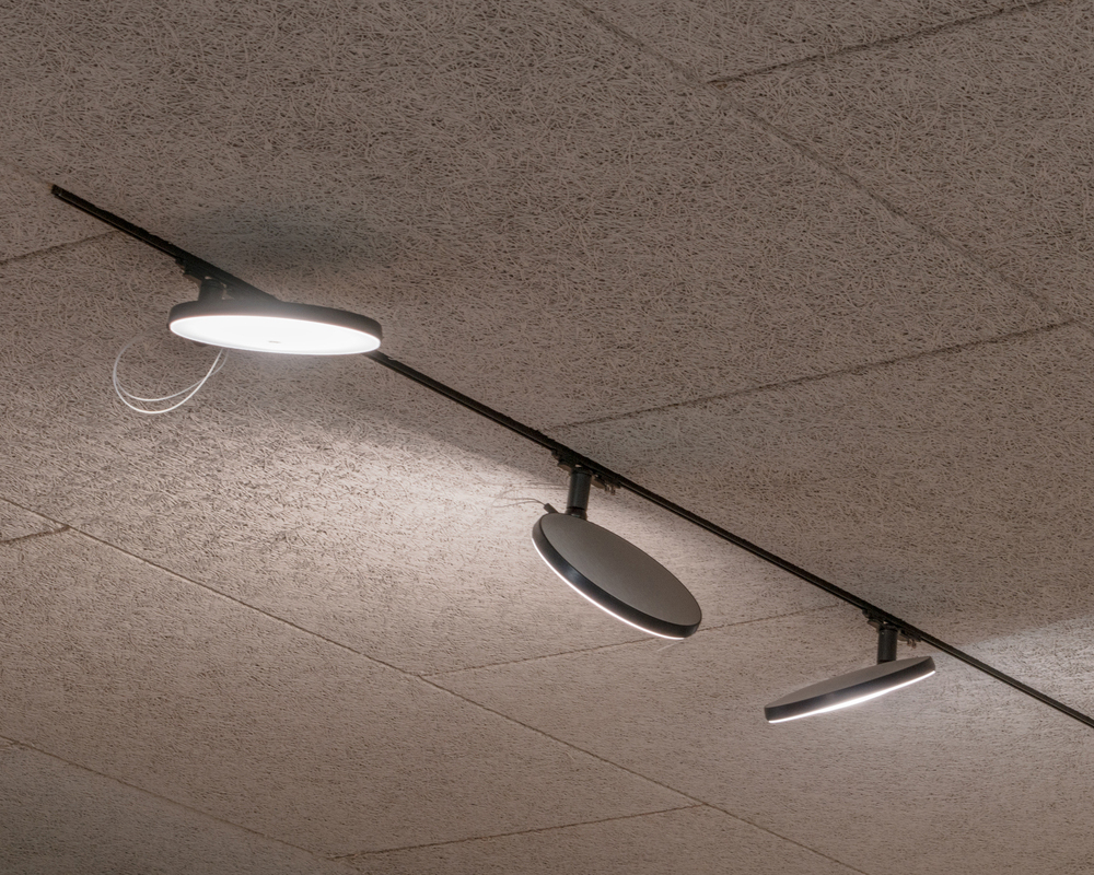Recessed ceiling track system lightlight + AVVENI White spaghetti ceiling with a recessed ceiling track system lightlight + 3 movable AVVENI luminaire heads pointing in different directions