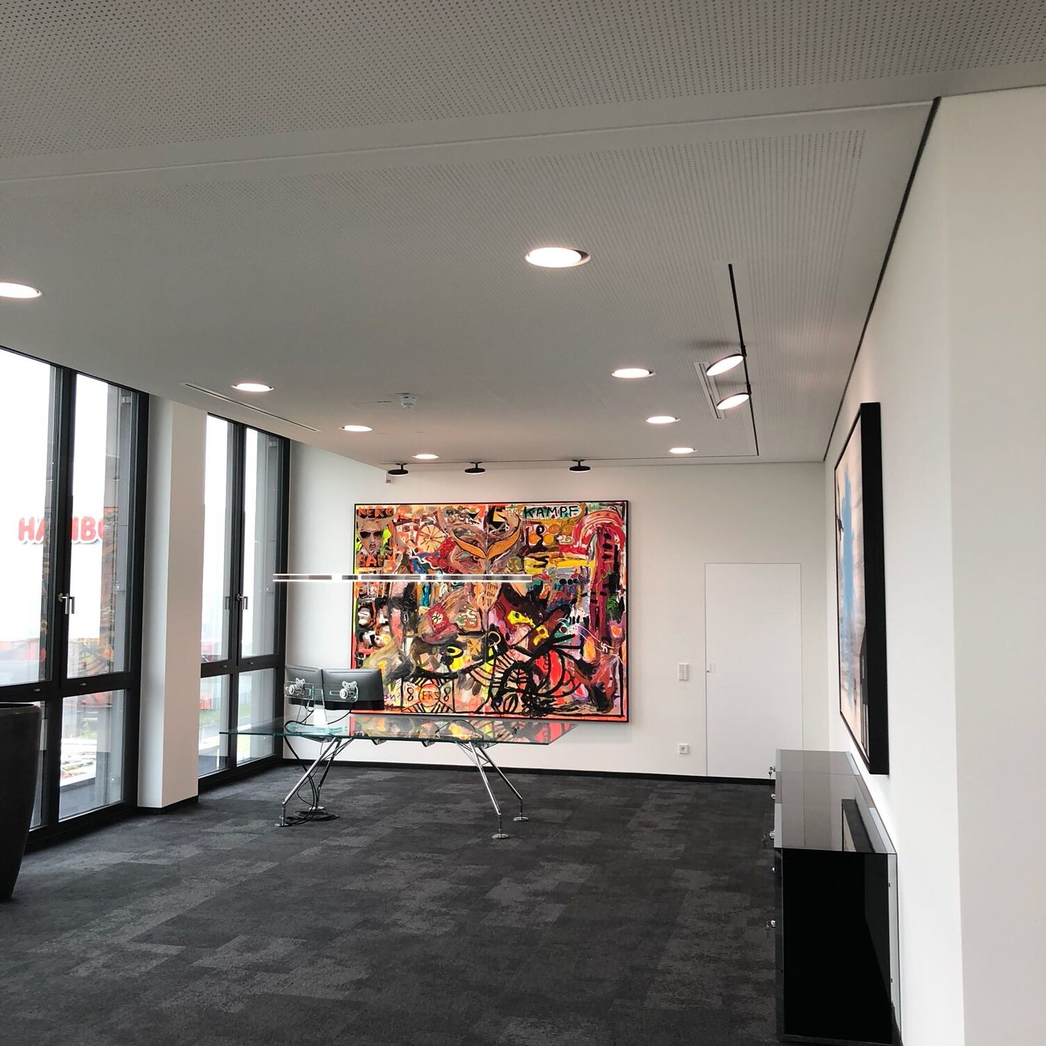 Wall picture lighting with track system lightlight+AVVENI light heads Single office with mural lighting with track system lightlight+AVVENI lighting heads