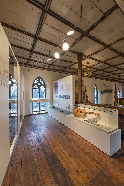 Track System Lightlight + AVVENI - Surface-mounted ceiling light Historic building, Jewish Museum Göppingen, with wooden floor and ceilings with wooden beams, on which the track lighting system lightlight with round flat AVVENI lighting heads can be seen.