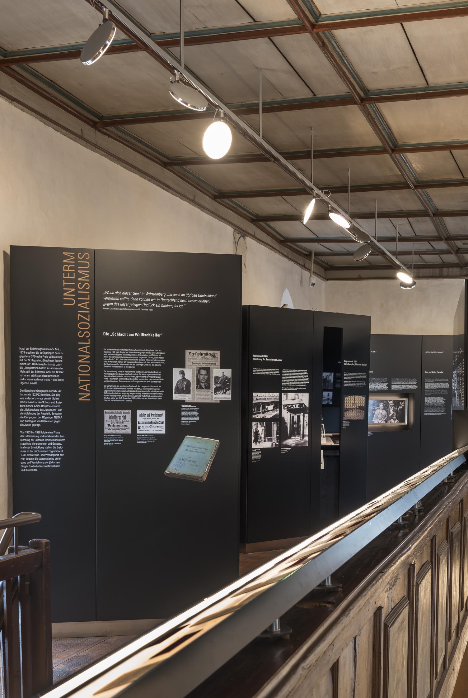 Flexible exhibit lighting Lightlight + AVVENI | © Rose Hajdu, Stuttgart Historical building, Jewish Museum Göppingen, ceilings with wooden beams on which the lightlight track lighting system with round, flat AVVENI lighting heads can be seen, illuminating the pictorial history displays as museum lighting. | © Rose Hajdu, Stuttgart
