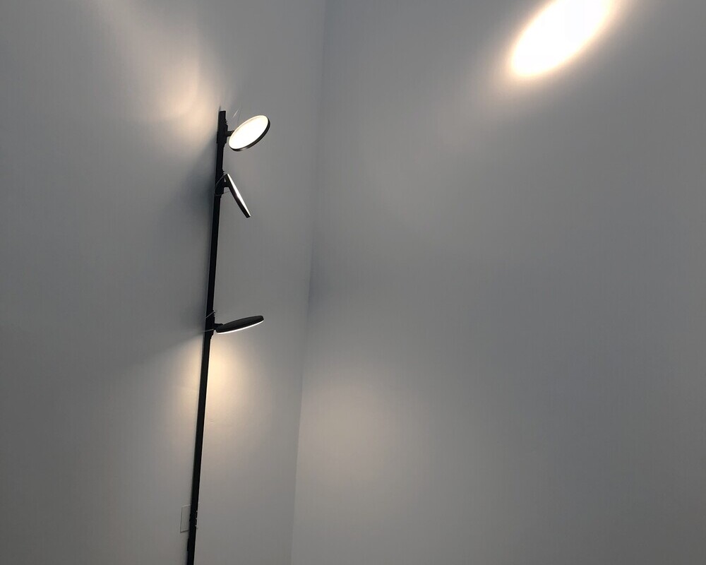 Wall-mounted track system lightlight + flexbible luminaire heads AVVENI White walls with a short black wall-mounted track lightlight + 2 movable AVVENI luminaire heads.