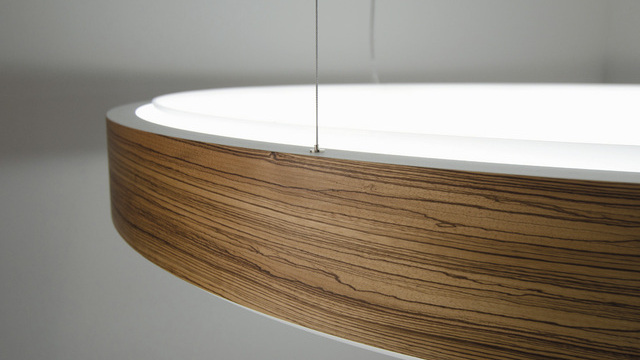 Ausschnitt einer großen Ringleuchte CIRCOLO mit elegant gemasertem Holzfurnier auf Außenradius.