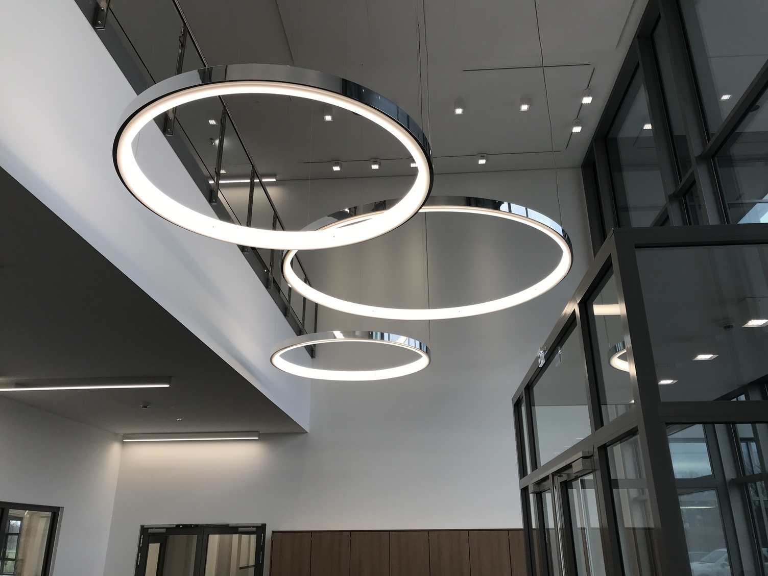 Große SATTLER Circolo Ringleuchten als Lichtinstallation im Atrium