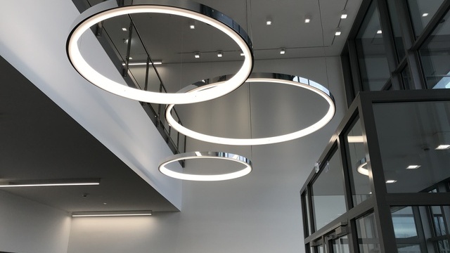 Große SATTLER Circolo Ringleuchten als Lichtinstallation im Atrium