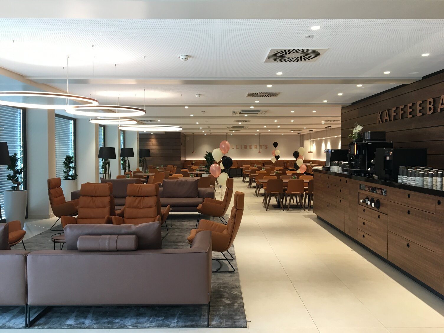 CIRCOLO MINI Ringleuchten im Speisesaal des Krüger Hotels in Bergisch Gladbach | © Agentur Stahl GmbH Co.KG Hotel Speisesaal mit Lounge und Kaffeebar des Hotels Krüger in Bergisch Gladbach mit CIRCOLO Mini Ringleuchten über dem Loungebereich. | © Agentur Stahl GmbH Co.KG