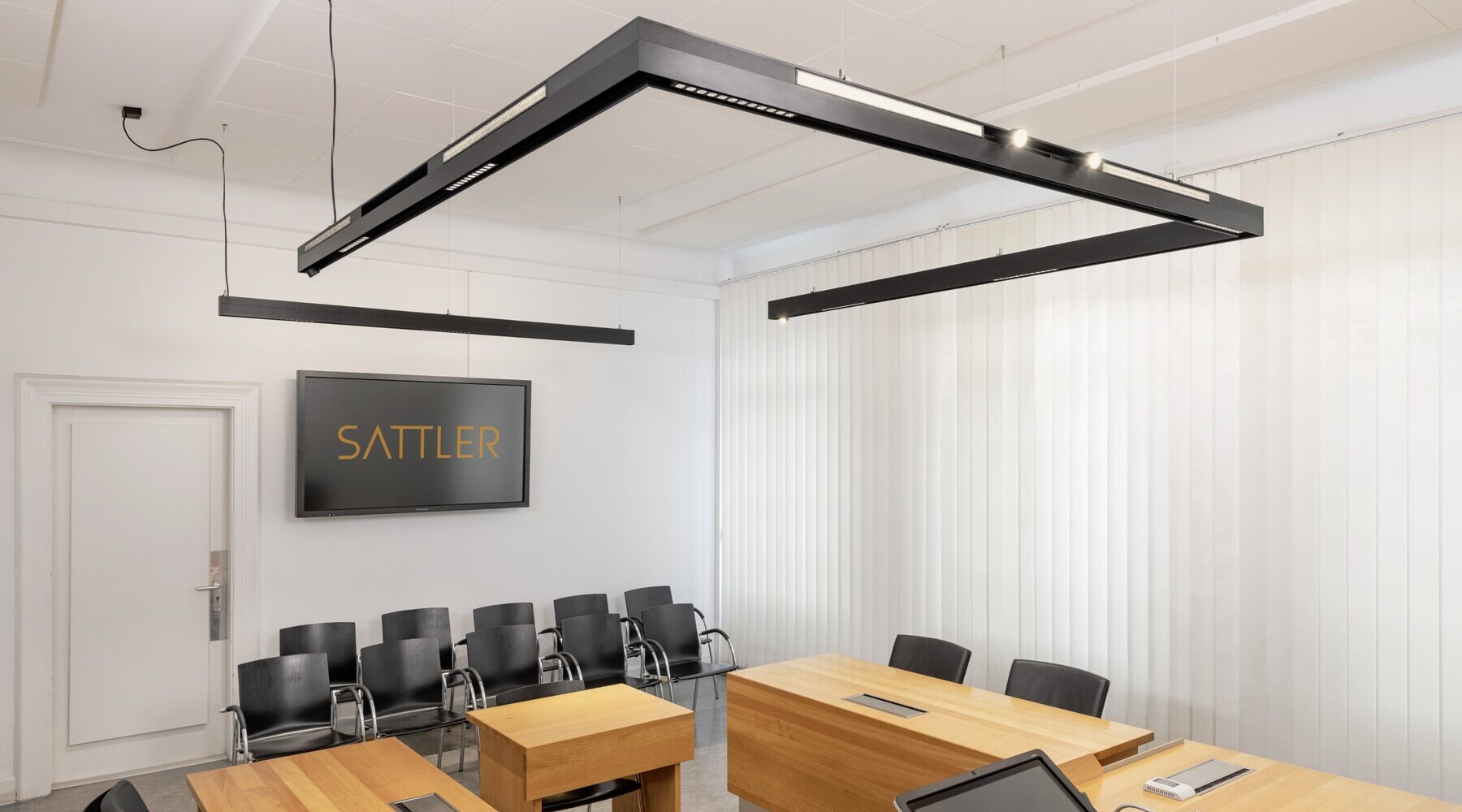 E-JUSTIZ system and linear luminaire in the courtroom. E-JUSTIZ system and linear luminaire in the courtroom.