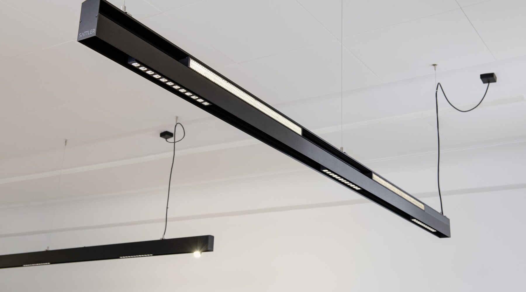 E-JUSTIZ LINEAR LUMINAIRE with integrated busbar system E-JUSTIZ LINEAR LUMINAIRE with integrated busbar system