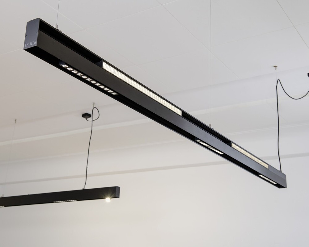E-JUSTIZ LINEAR LUMINAIRE with integrated busbar system