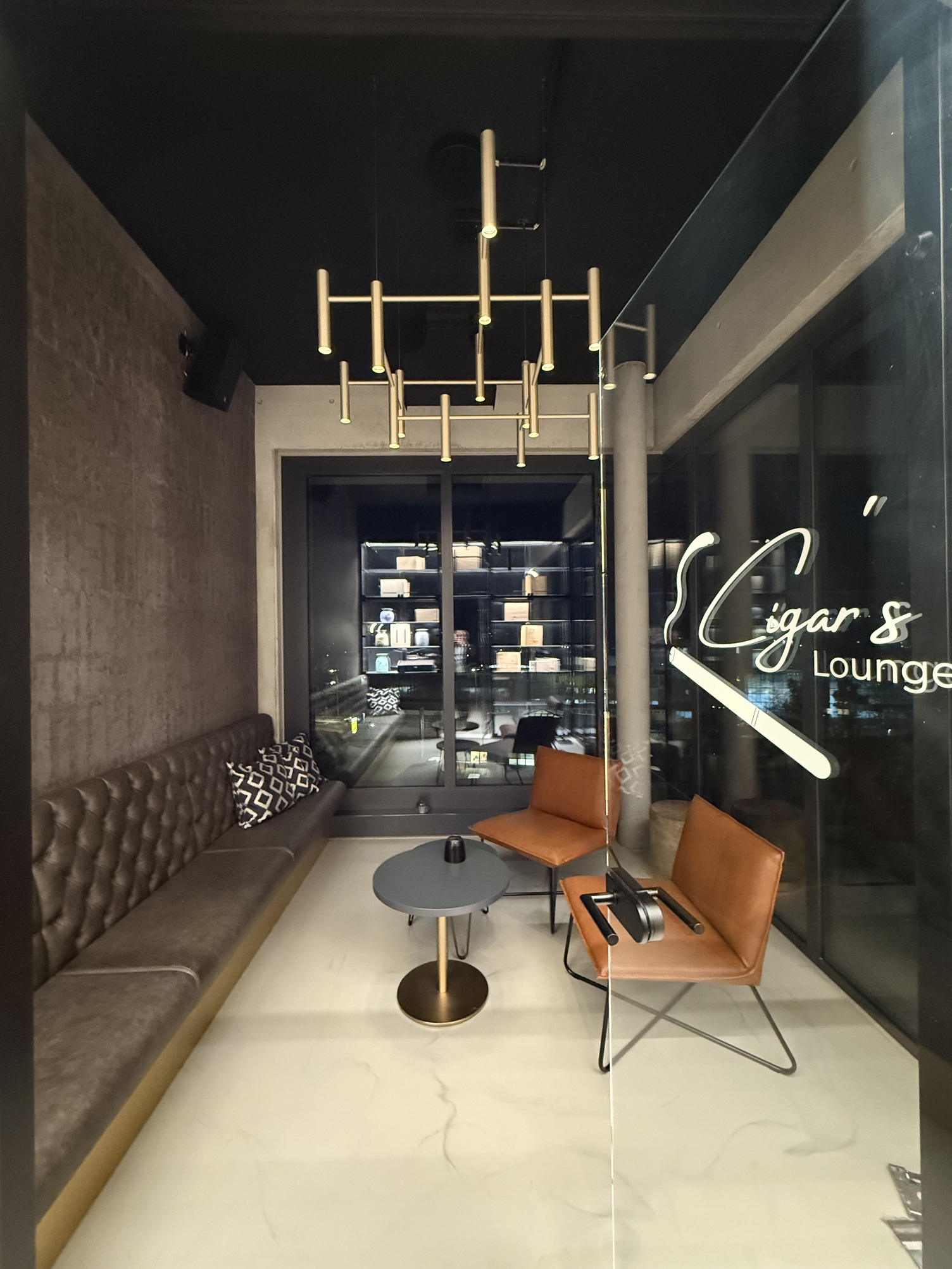 LOOM Skybar Raucher Lounge - Kronleuchter EVOLUTION M LOOM Skybar Raucher Lounge - Kronleuchter EVOLUTION M