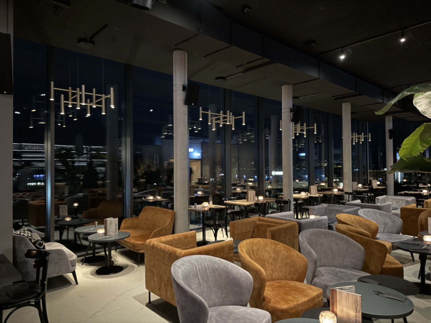 LOOM Skybar Hotelbar - Kronleuchter EVOLUTION M LOOM Skybar Hotelbar - Kronleuchter EVOLUTION M