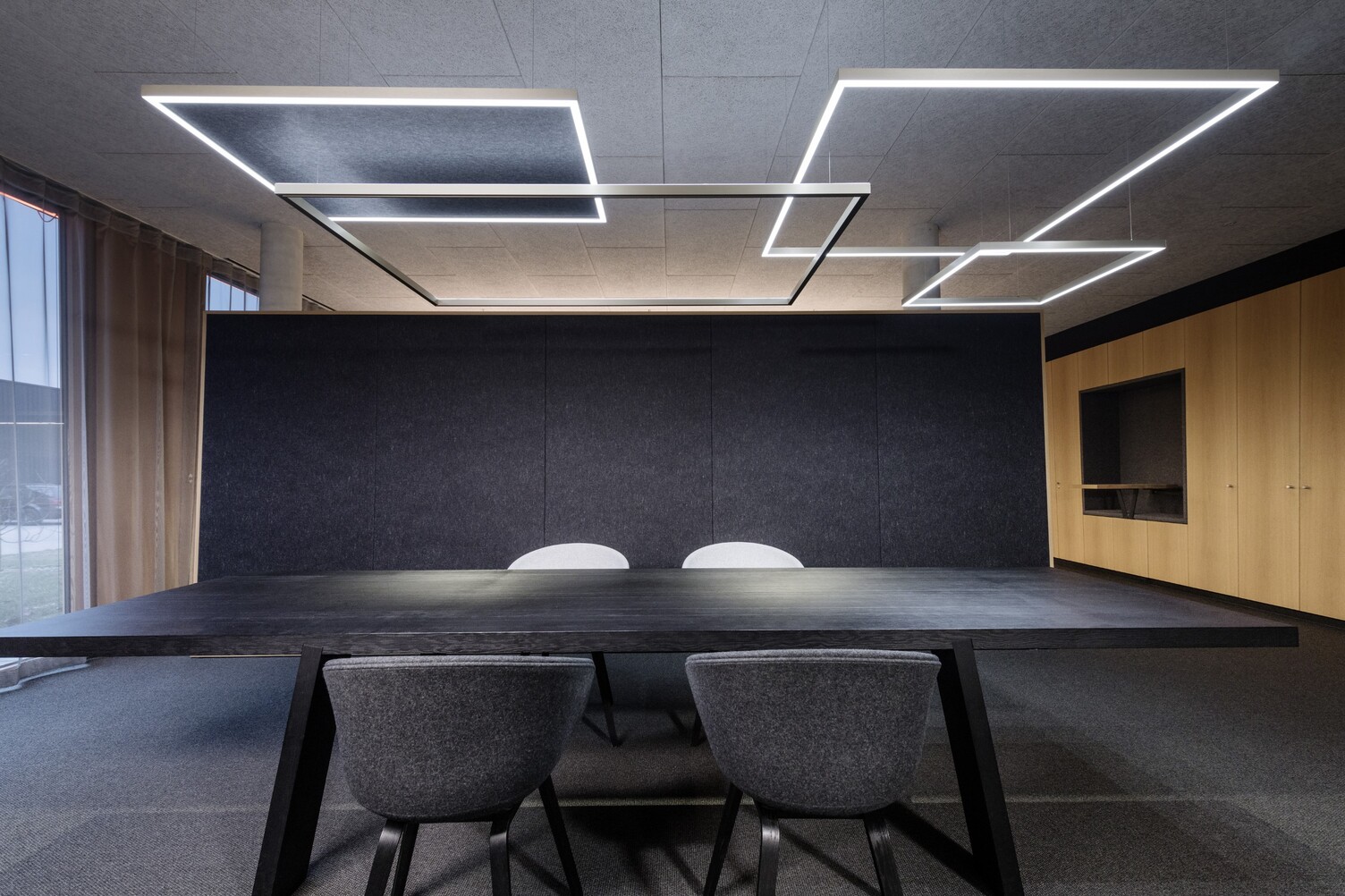 Filigrane LED-Pendelleuchte mit Akustikpaneel – minimalistische Büroästhetik