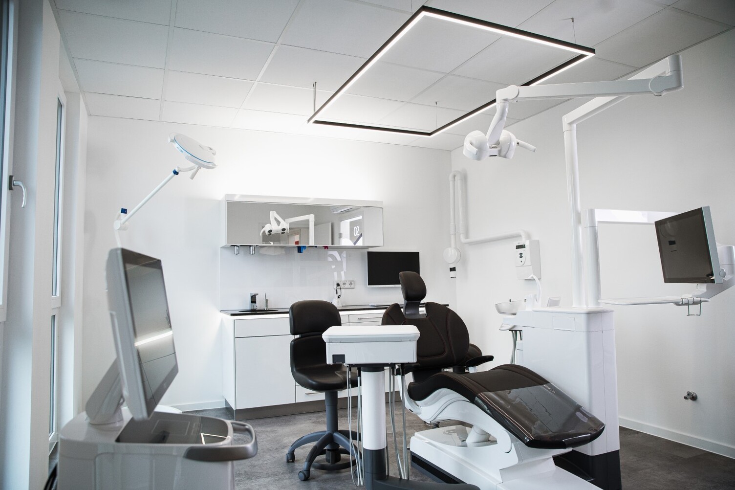 Behandlungsraum Dr. Hensel mit GIOCO MED Leuchte, quadratische Anordnung