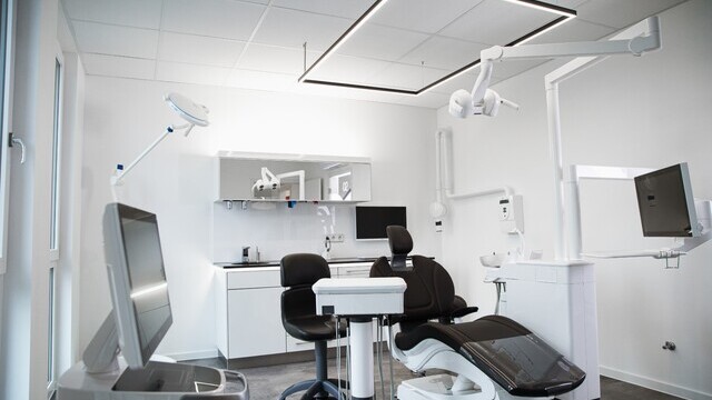 Behandlungsraum Dr. Hensel mit GIOCO MED Leuchte, quadratische Anordnung | © Studio Troncone