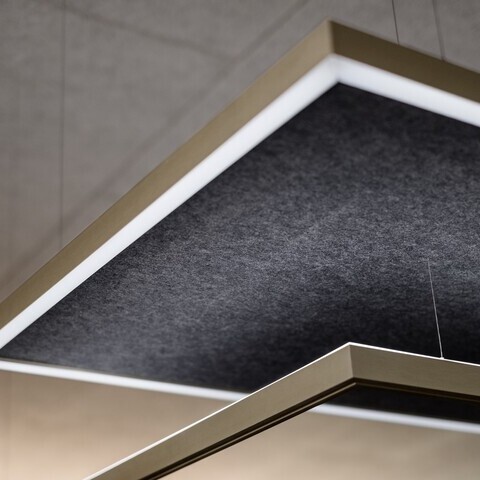 Akustikleuchte mit Filz in edlem Eloxal-Finish LED-Rahmenleuchte mit Akustikfläche – Oberfläche in Champagnergold eloxiert