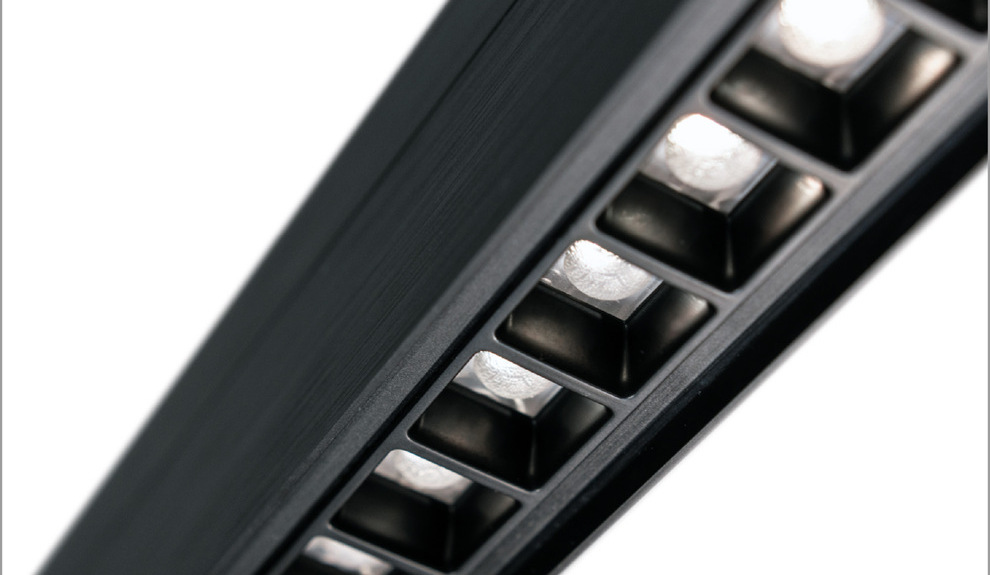 Schwarze Linearleuchte PALADIO LENS 35 mit Blick auf den Diffusor, der aus mehreren kleinen quadratischen Minilinsen besteht. 