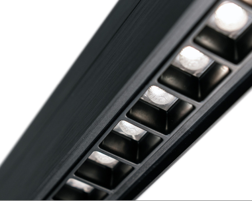 PALADIO LENS 35 Diffusor: Mini-Linsenreflektor Schwarze Linearleuchte PALADIO LENS 35 mit Blick auf den Diffusor, der aus mehreren kleinen quadratischen Minilinsen besteht.