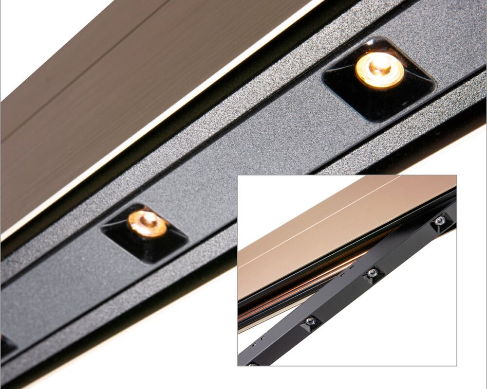 Lineares Linsen-Lichtelement für PALADIO TRACK | © SATTLER Detailaufnahme Stromschienenleuchte PALADIO TRACK in bronze mit einem Lichteinsatz mit kleinen Linsen, ein weiteres kleines Bild dessen darauf gesetzt, bei dem der Lichteinsatz noch ausgeklickt ist. | © SATTLER