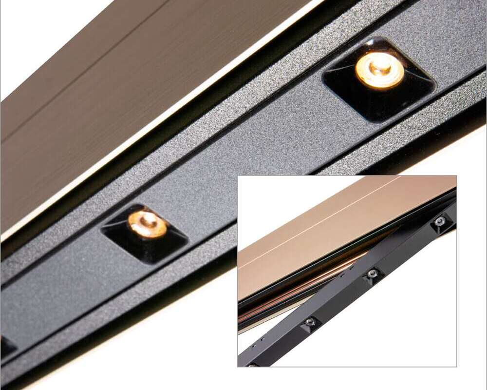 Lineares Linsen-Lichtelement für PALADIO TRACK | © SATTLER Detailaufnahme Stromschienenleuchte PALADIO TRACK in bronze mit einem Lichteinsatz mit kleinen Linsen, ein weiteres kleines Bild dessen darauf gesetzt, bei dem der Lichteinsatz noch ausgeklickt ist. | © SATTLER