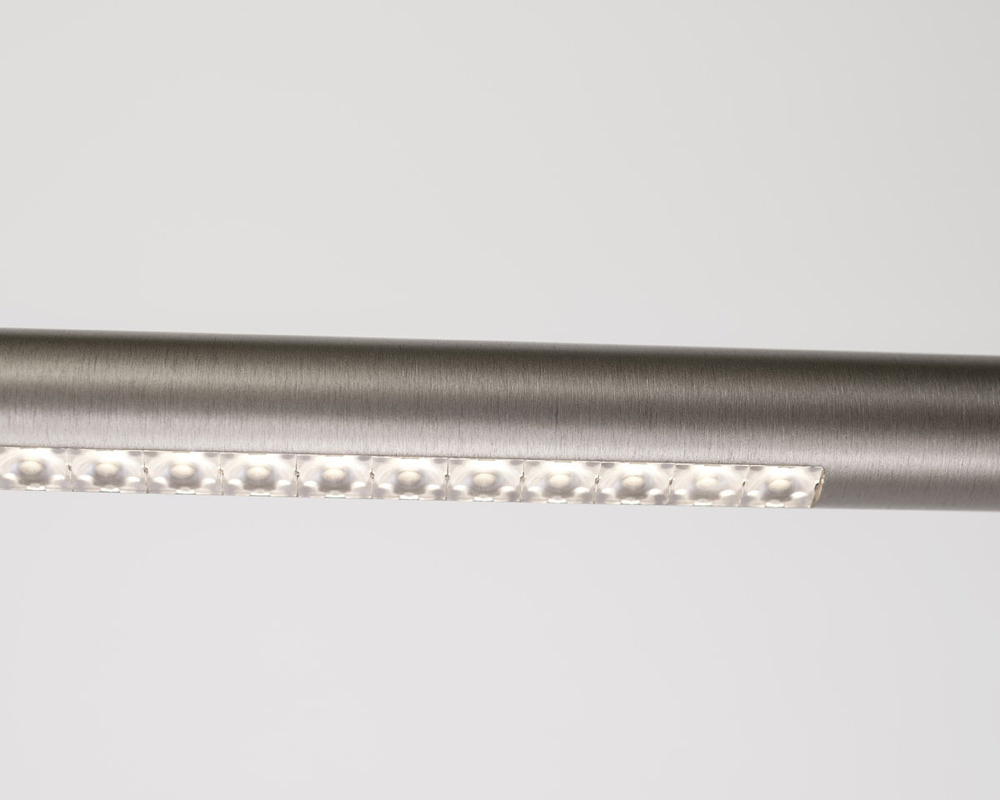 PALITO bündige Linsentechnik | © Andreas Körner | bildhübsche fotografie Aluminiumfarbenes quer durchs Bild verlaufendes gebürstetes Aluminiumrohr, auf der Unterseite im linken Bildabschnitt sind ins Rohr eingelassene Linsen sichtbar. | © Andreas Körner | bildhübsche fotografie