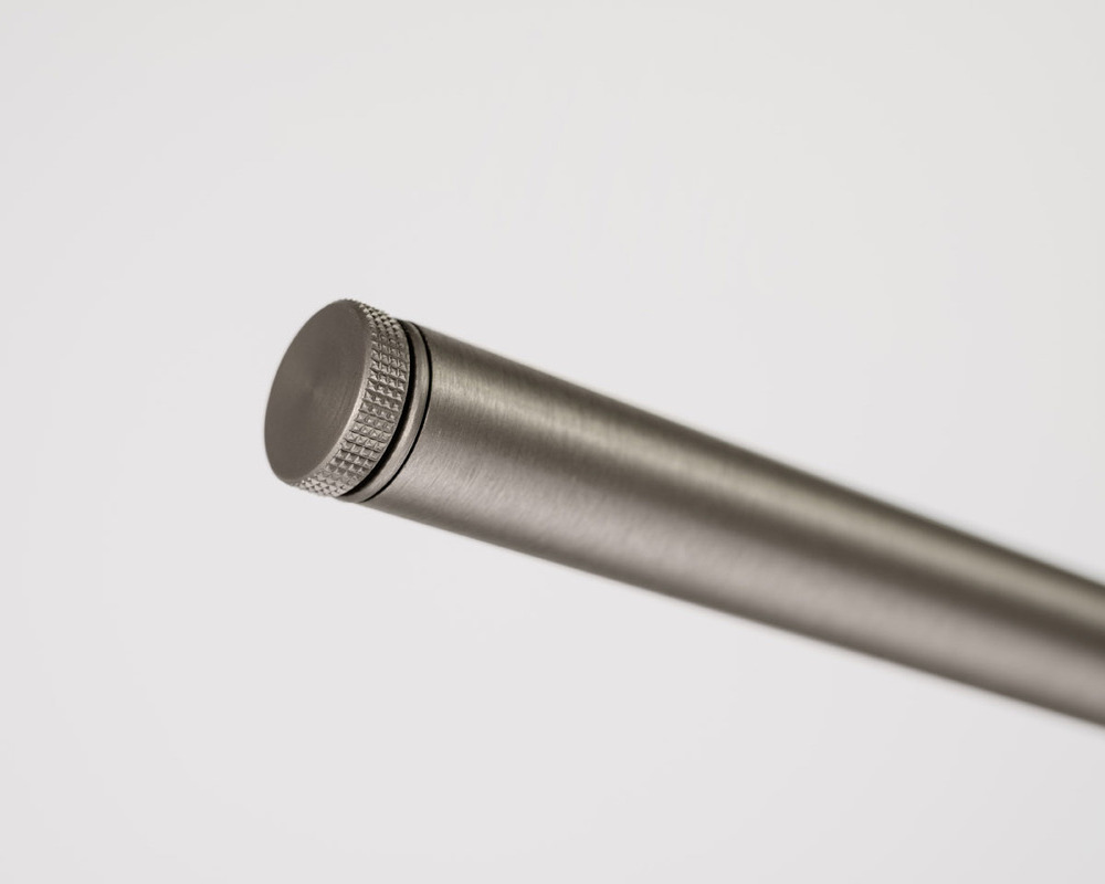 Verstellung der horizontalen Leuchtenausrichtung mittels Rändelschraube Silberne Rändelschraube am Ende eines silbernen Metallrohres.