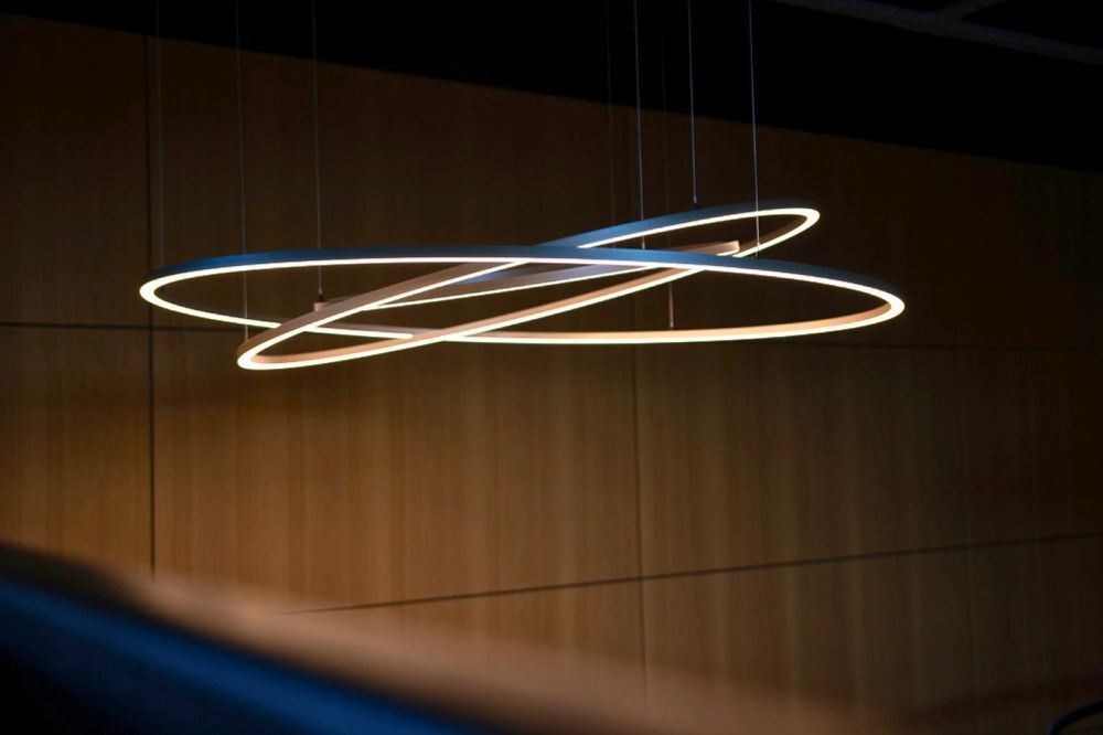 Bewegliche LED-Leuchte PURE MOTION von SATTLER als dynamische Lichtinstallation in moderner Lobby