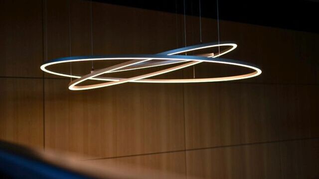 Bewegliche LED-Leuchte PURE MOTION von SATTLER als dynamische Lichtinstallation in moderner Lobby