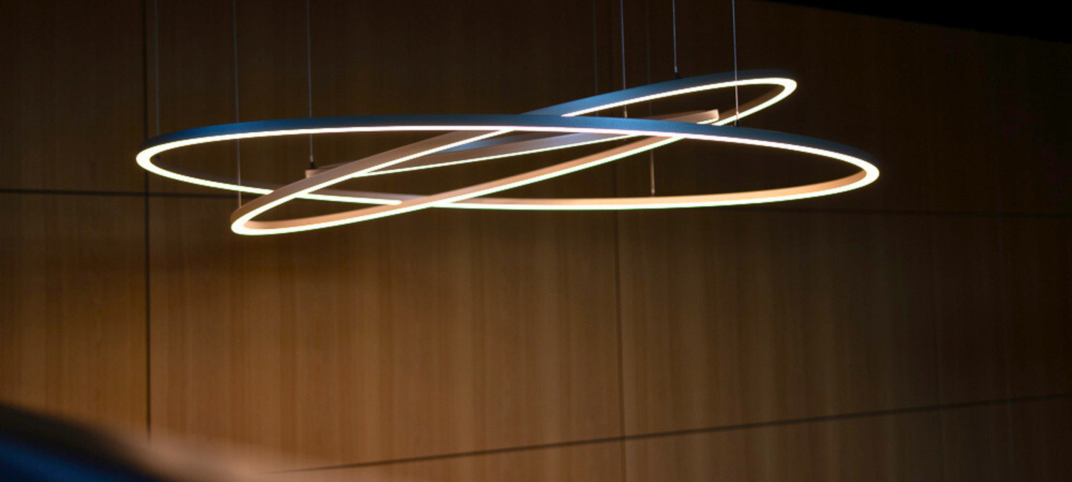 Bewegliche LED-Leuchte PURE MOTION von SATTLER als dynamische Lichtinstallation in moderner Lobby