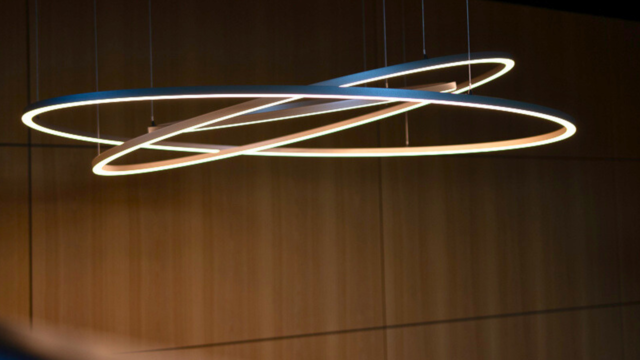 Bewegliche LED-Leuchte PURE MOTION von SATTLER als dynamische Lichtinstallation in moderner Lobby